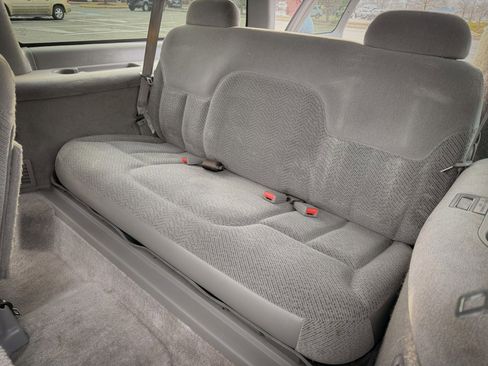 Used 1999 Chevrolet Suburban 2500 w/ Preferred Equipment Group 2 image 25