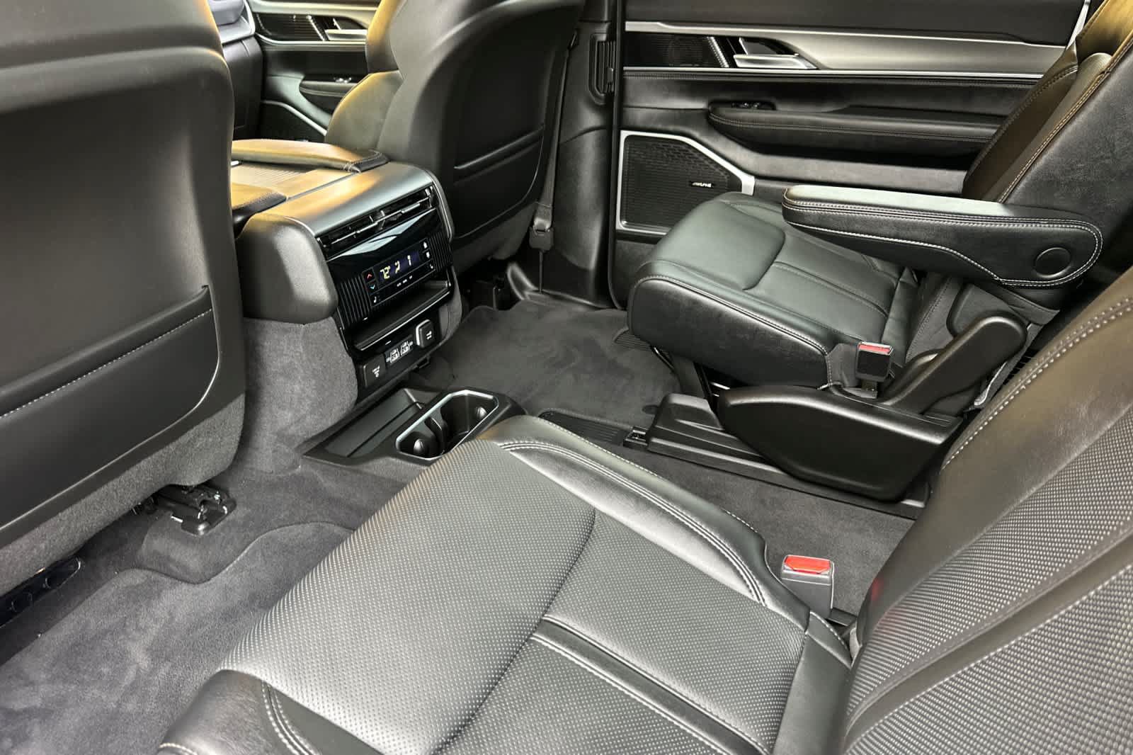 Used 2023 Jeep Wagoneer Series II RWD image 11
