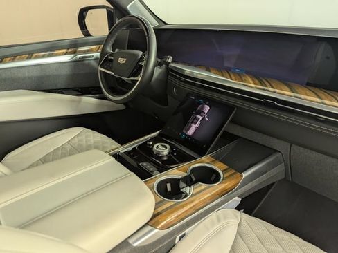 Used 2025 Cadillac Escalade Sport Platinum w/ LPO, Floor Liner Package AWD/4WD image 25