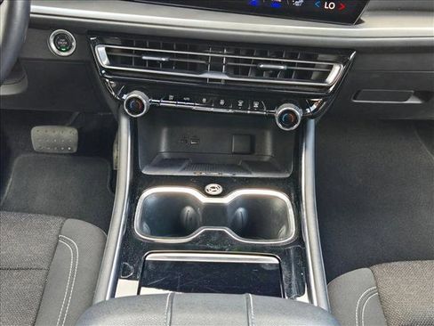 Used 2024 Chevrolet Traverse LT image 12