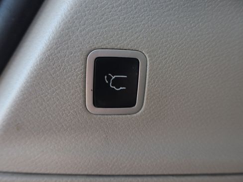 Used 2019 Chrysler Pacifica Touring-L image 27