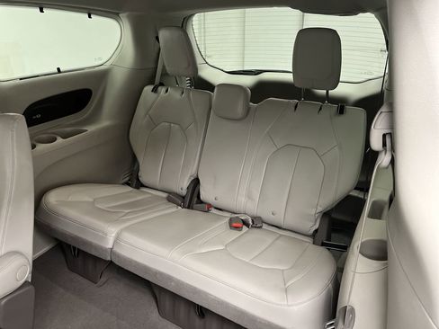 Used 2021 Chrysler Pacifica Touring-L w/ Premium & Safety Sphere Group image 13