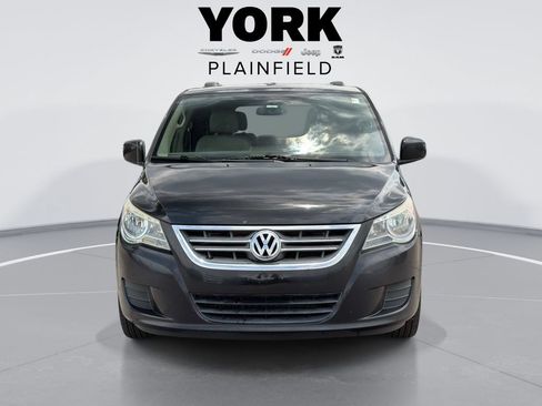 Used 2011 Volkswagen Routan SE FWD image 2
