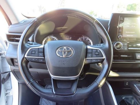 Certified 2022 Toyota Highlander LE image 34