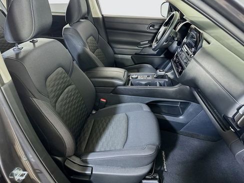 Used 2024 Nissan Pathfinder S image 11