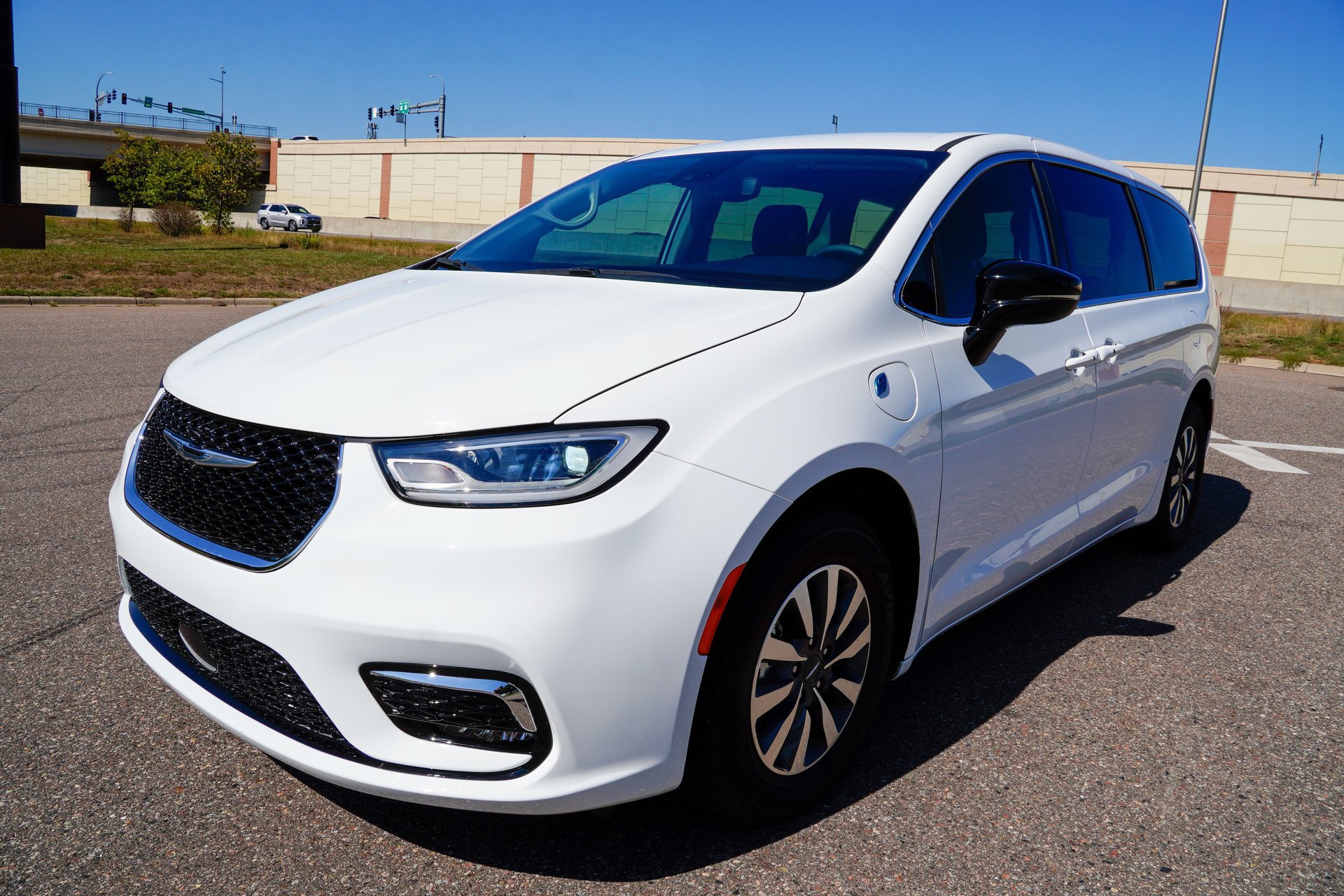 Used 2024 Chrysler Pacifica Limited FWD image 8