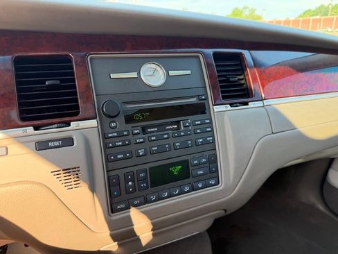Used 2003 Lincoln Town Car Signature RWD image 22