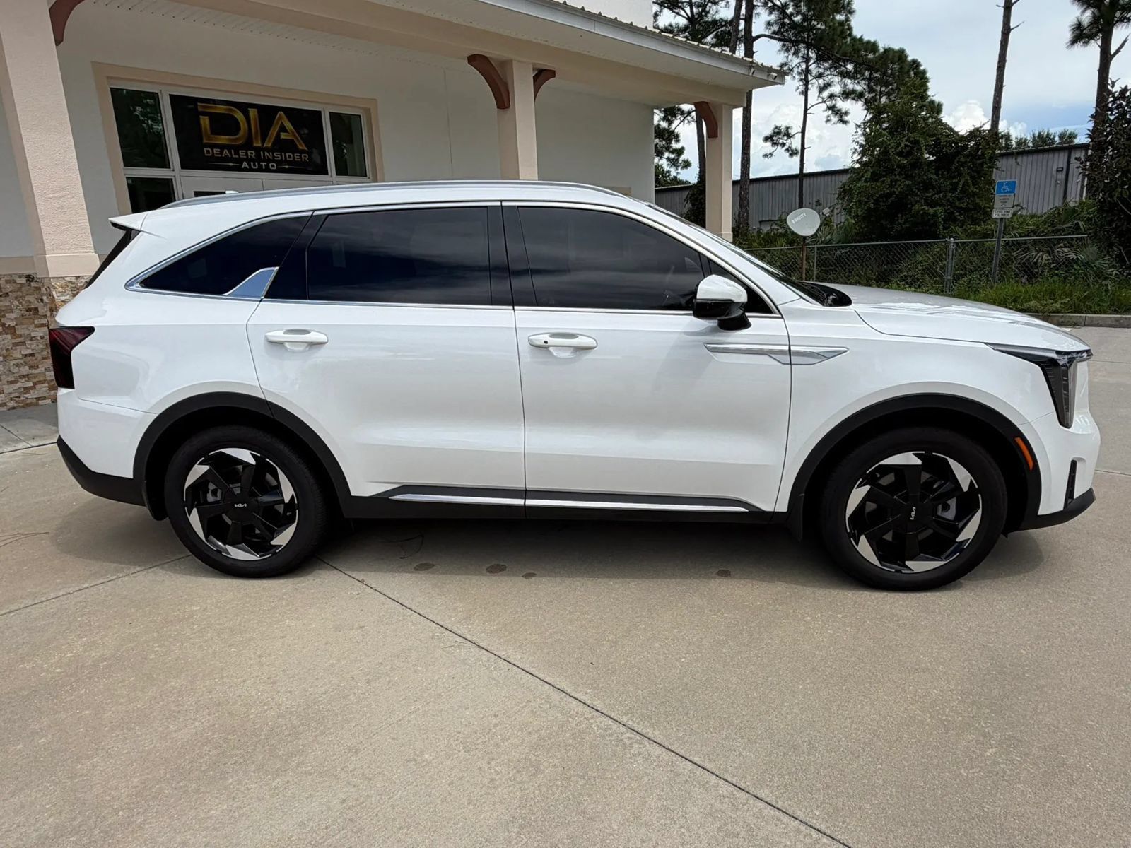 Used 2025 Kia Sorento EX FWD image 3