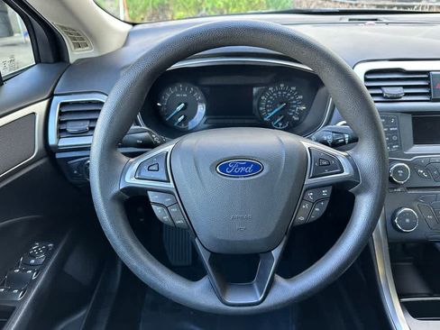 Used 2017 Ford Fusion SE FWD image 15