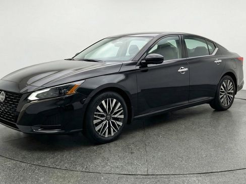 Used 2025 Nissan Altima 2.5 SV image 3