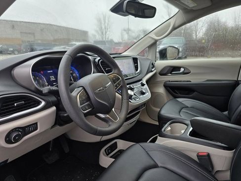 Used 2024 Chrysler Pacifica Touring-L image 11