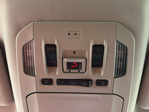Used 2021 Toyota Highlander XLE AWD/4WD image 25