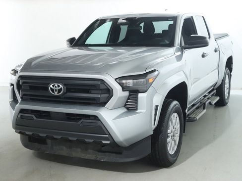 Used 2024 Toyota Tacoma SR image 4