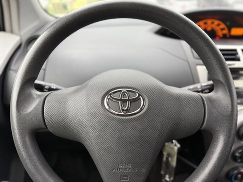 Used 2011 Toyota Yaris 4-Door Hatchback image 31