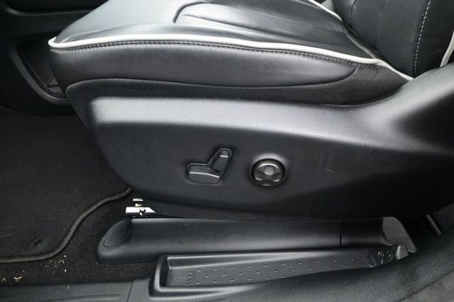 Used 2026 Chrysler Pacifica Limited FWD image 10