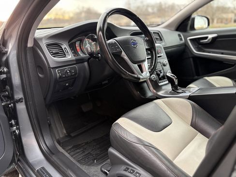 Used 2016 Volvo V60 T5 Cross Country Platinum w/ Climate Package AWD/4WD image 9
