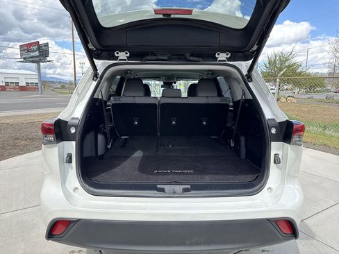 Used 2021 Toyota Highlander LE image 6