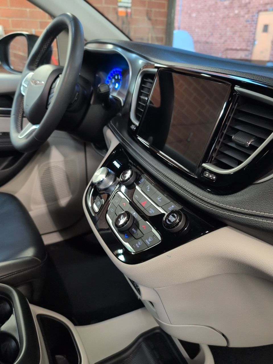 Used 2023 Chrysler Pacifica Touring-L FWD image 38
