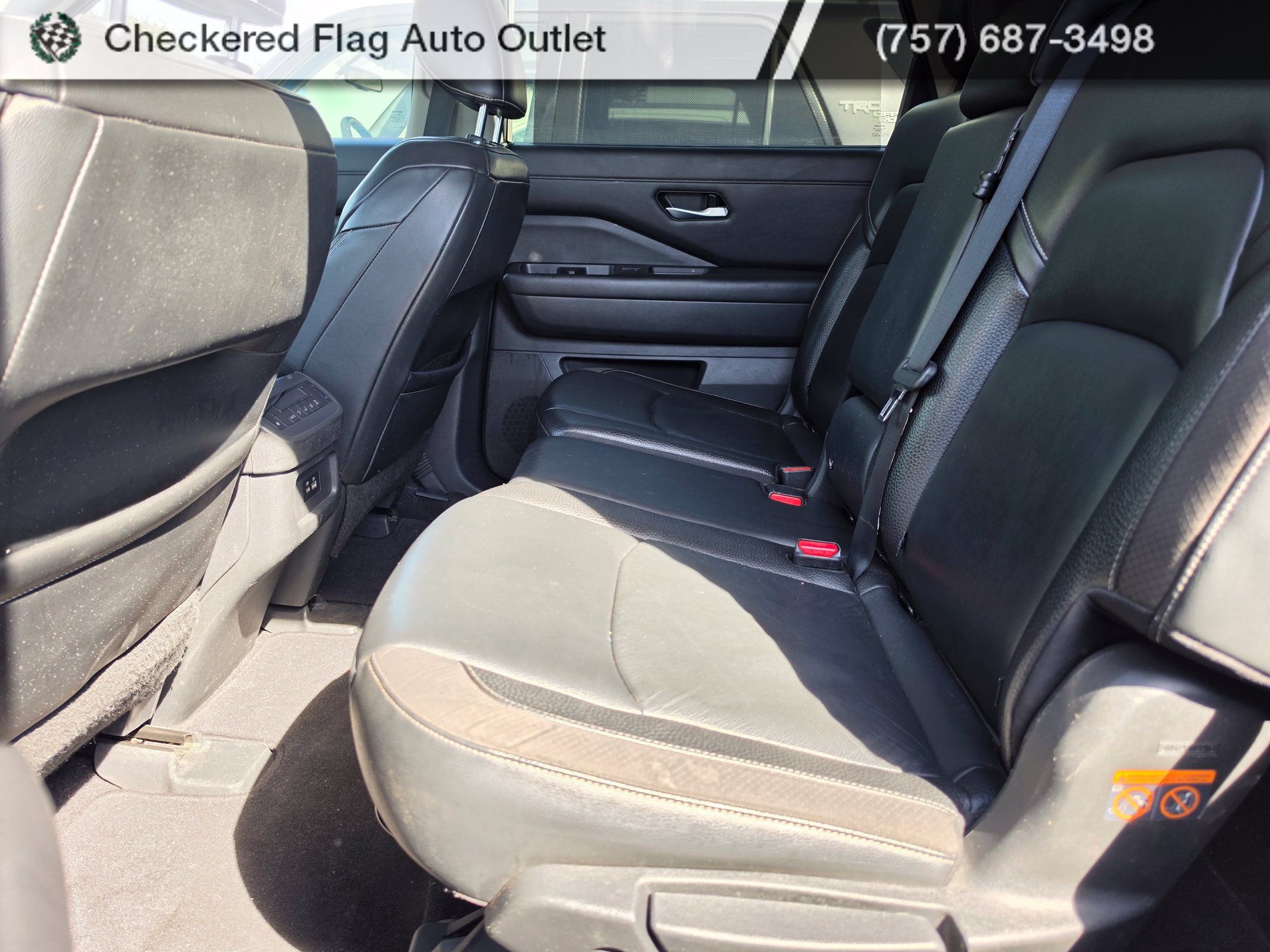 Used 2022 Nissan Pathfinder SL w/ SL Black Package FWD image 19