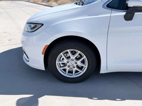 Used 2023 Chrysler Pacifica Touring-L FWD image 42
