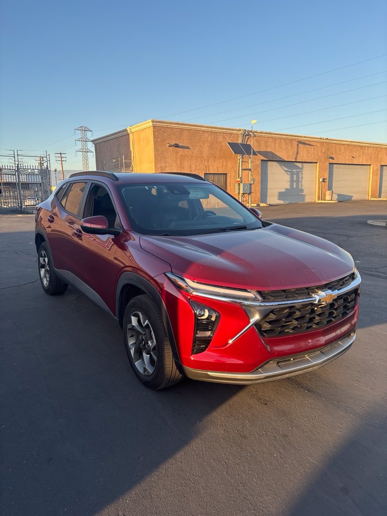 Used 2025 Chevrolet Trax LT w/ LT Convenience Package FWD image 3