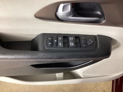 Used 2017 Chrysler Pacifica Touring-L FWD image 11