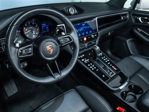 Certified 2025 Porsche Macan image 4