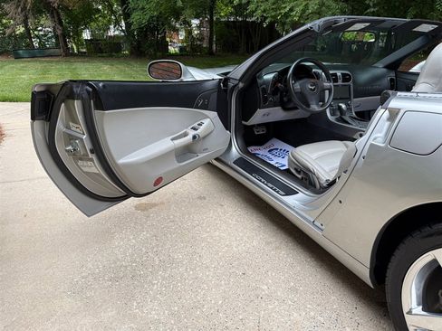Used 2006 Chevrolet Corvette Convertible w/ Preferred Equipment Group RWD image 43