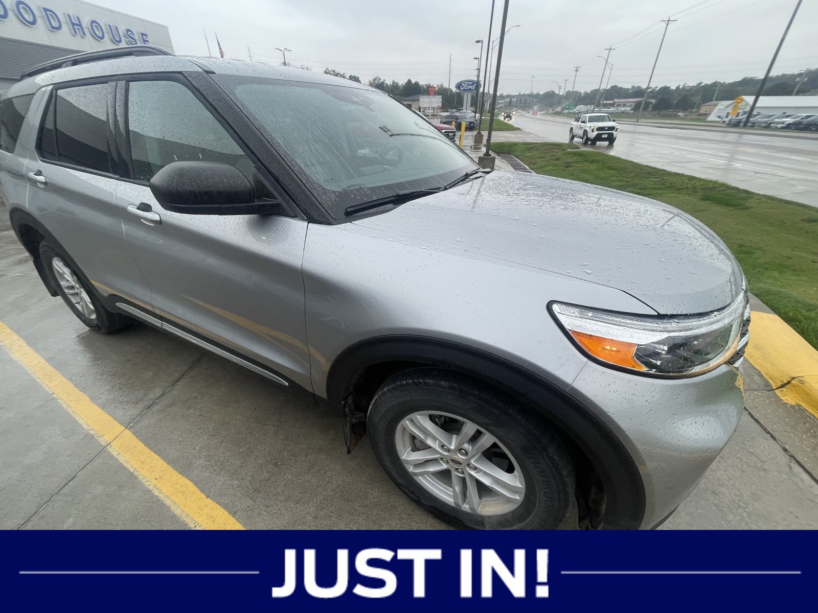 Used 2023 Ford Explorer XLT w/ Equipment Group 202A AWD/4WD image 4