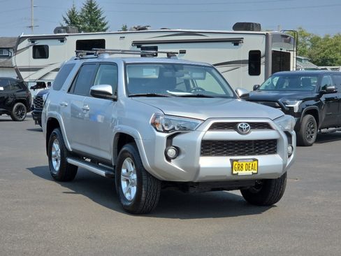 Used 2016 Toyota 4Runner SR5 AWD/4WD image 2