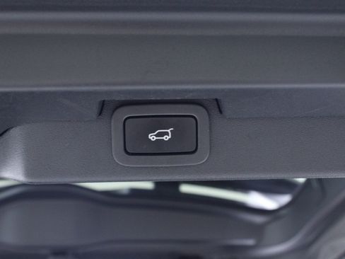 Used 2017 Land Rover Discovery HSE image 11