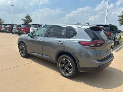Used 2024 Nissan Rogue SV FWD image 3