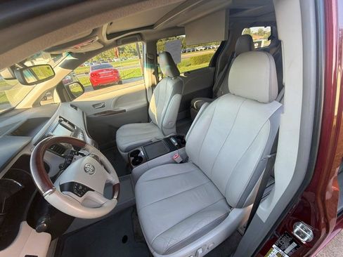 Used 2014 Toyota Sienna Limited w/ Limited Premium Package FWD image 25