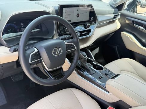 Used 2025 Toyota Highlander Limited FWD image 11