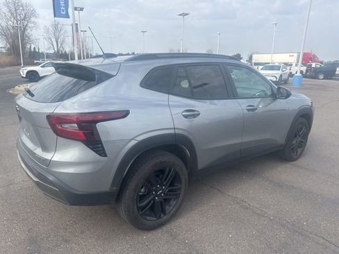 Used 2025 Chevrolet Trax ACTIV w/ Sunroof Package image 4