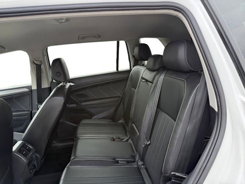 Used 2024 Volkswagen Tiguan SE image 11