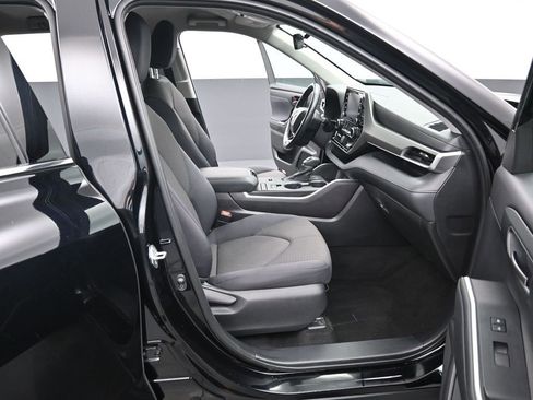 Certified 2021 Toyota Highlander LE image 35
