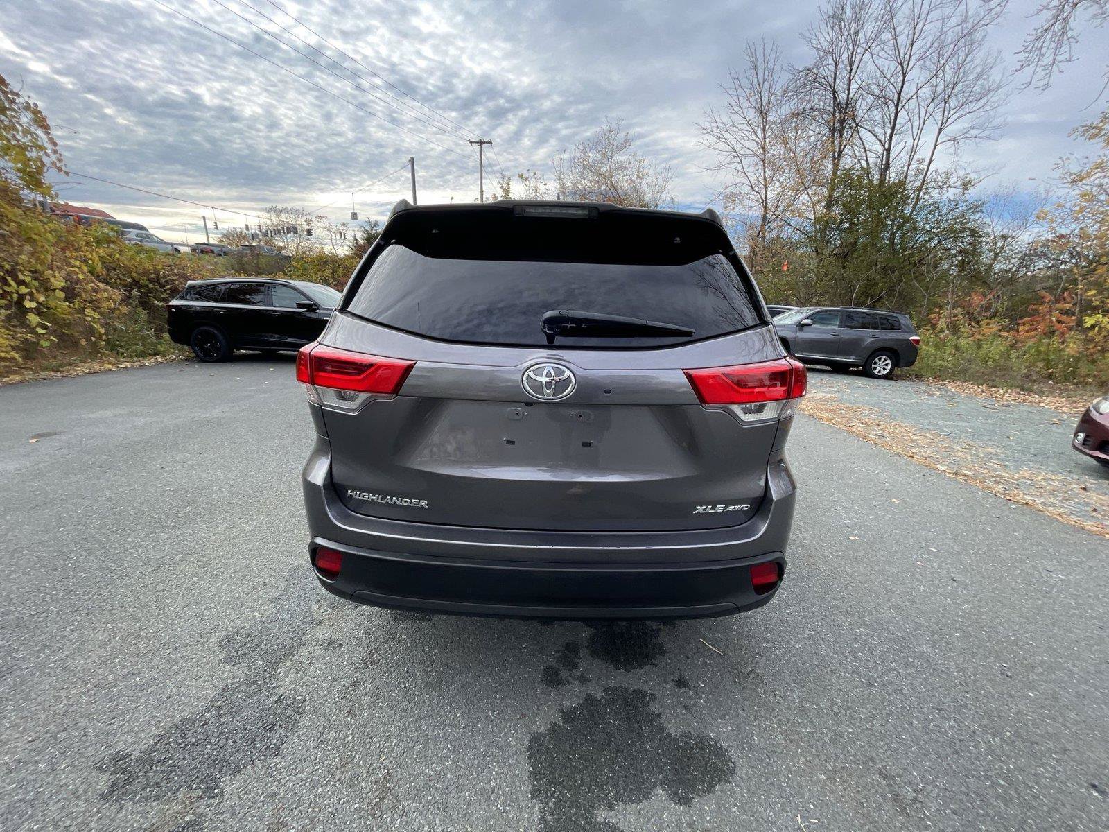 Used 2019 Toyota Highlander XLE AWD/4WD image 33