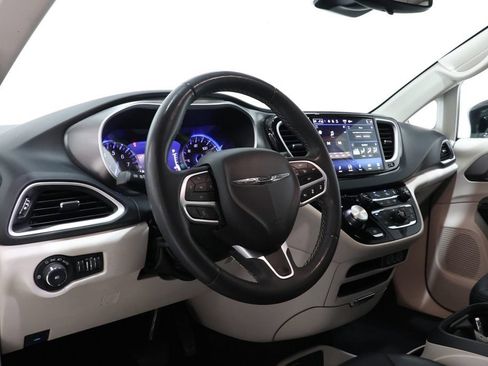 Used 2024 Chrysler Pacifica Touring-L FWD image 15