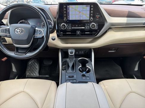 Used 2022 Toyota Highlander XLE AWD/4WD image 9