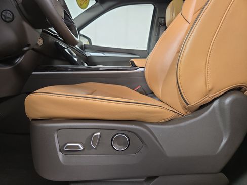 Certified 2025 Cadillac Escalade Premium Luxury w/ LPO, Floor Liner Package AWD/4WD image 32