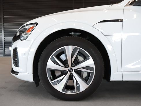 Used 2024 Audi Q8 e-tron Premium Plus image 5
