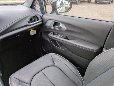 New 2026 Chrysler Pacifica Limited w/ Trailer Tow Group image 19