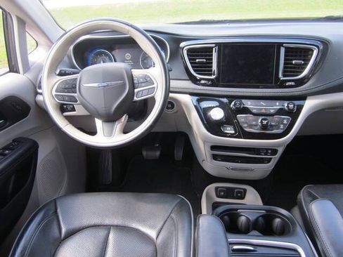Used 2020 Chrysler Pacifica Limited FWD image 9