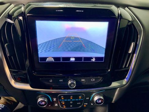 Used 2021 Chevrolet Traverse LT image 2