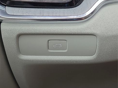 New 2026 Volvo V60 B5 Cross Country Plus w/ Protection Package Premier image 31