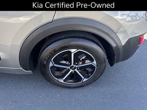 Certified 2025 Kia Niro LX image 16
