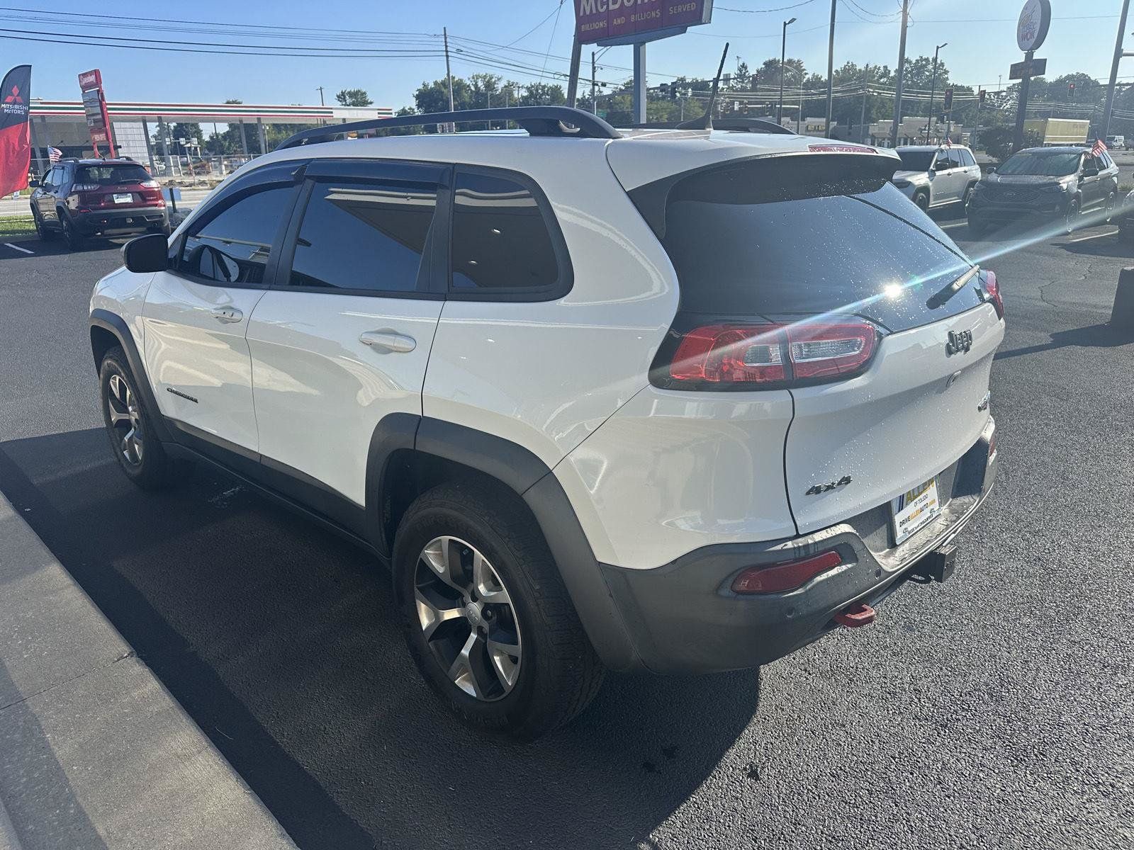 Used 2017 Jeep Cherokee Trailhawk AWD/4WD image 7