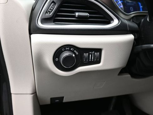 Used 2017 Chrysler Pacifica Touring image 32