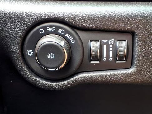 Used 2025 Chrysler Pacifica Limited FWD image 23